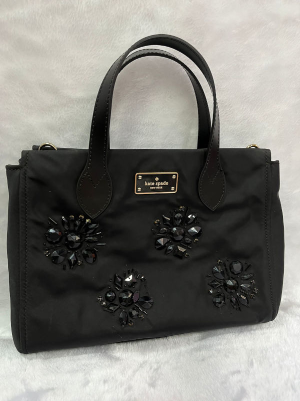 The black color Kate Spade handbag handle was replaced by new straps.