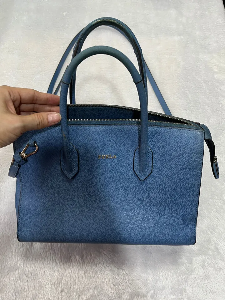 After cleaning service was done for the blue color Furla handbag, the blue color looks brighter and more attractive.