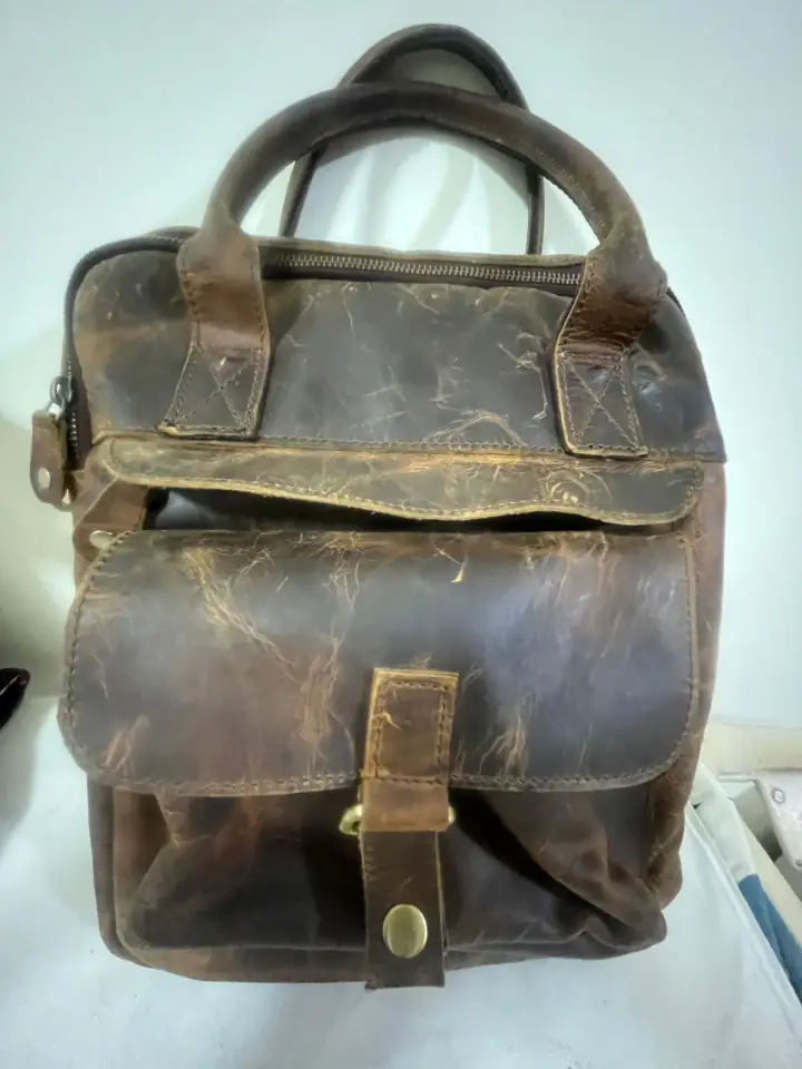 Original leather brown bag do not have side pouches.